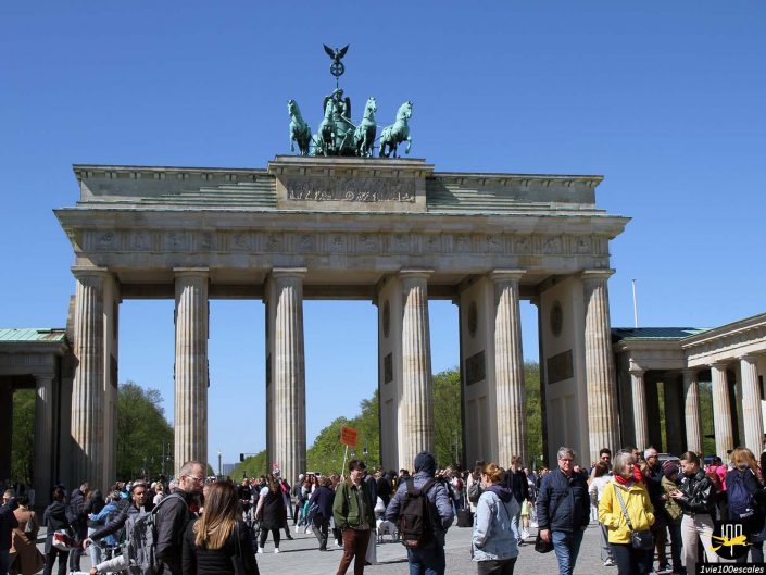 Une grande foule de gens devant la porte historique de Brandebourg à Berlin en Allemagne, par une journée ensoleillée.