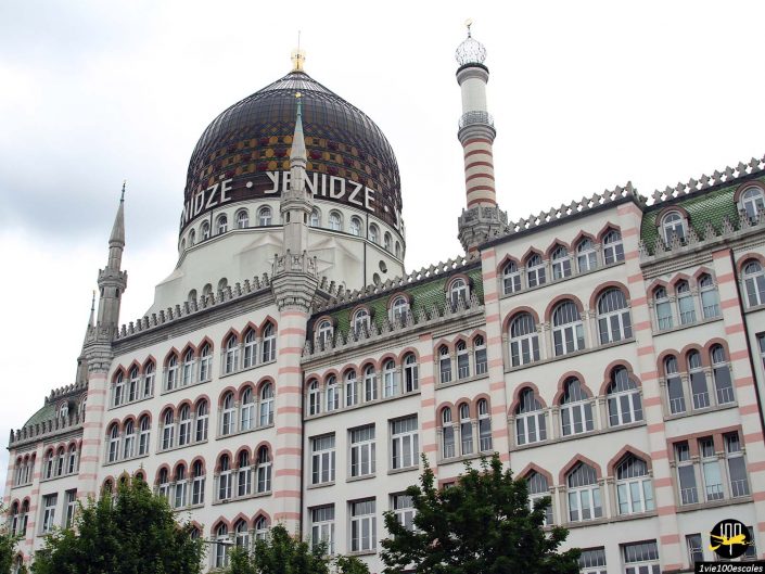 Vue de Yenidze, une ancienne usine de cigarettes à Dresde en Allemagne, dotée d'un dôme en forme de mosquée et de cheminées de style minaret.
